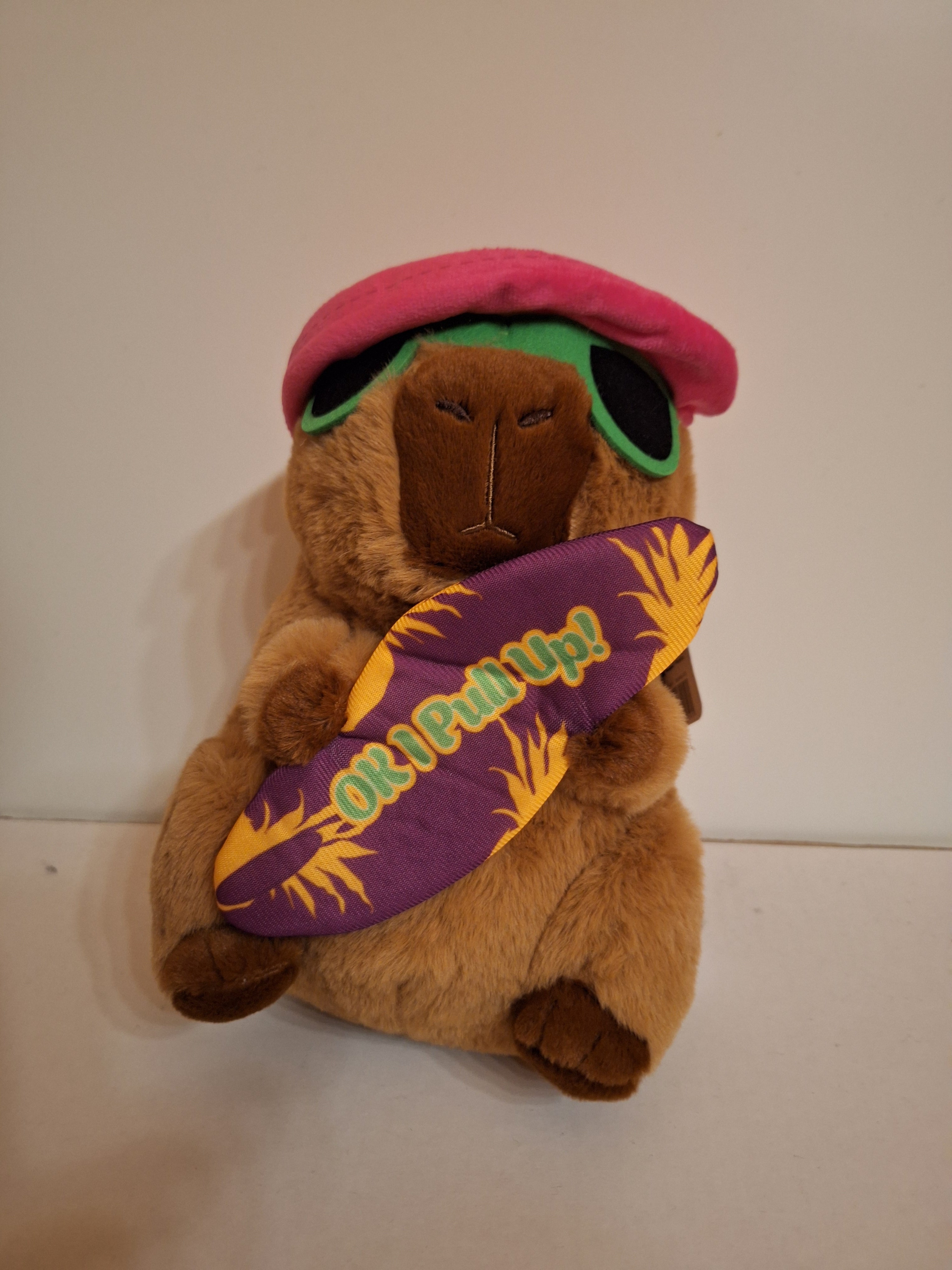 Plüsch Capybara mit Surfbrett – 25 cm - Landahl & Baumann Spielwaren