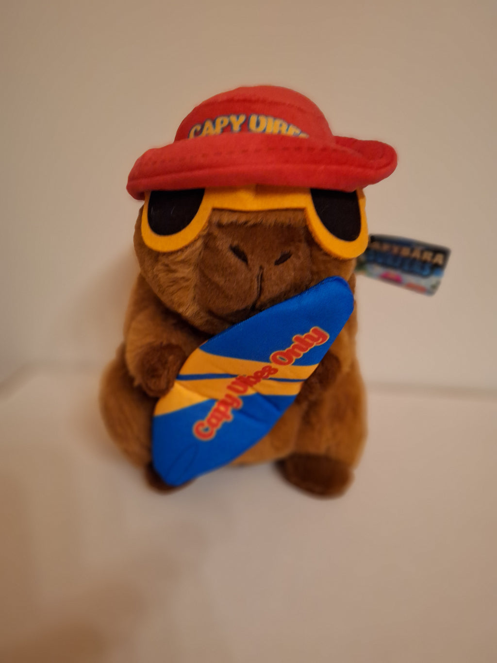 Plüsch Capybara mit Surfbrett – 25 cm - Landahl & Baumann Spielwaren