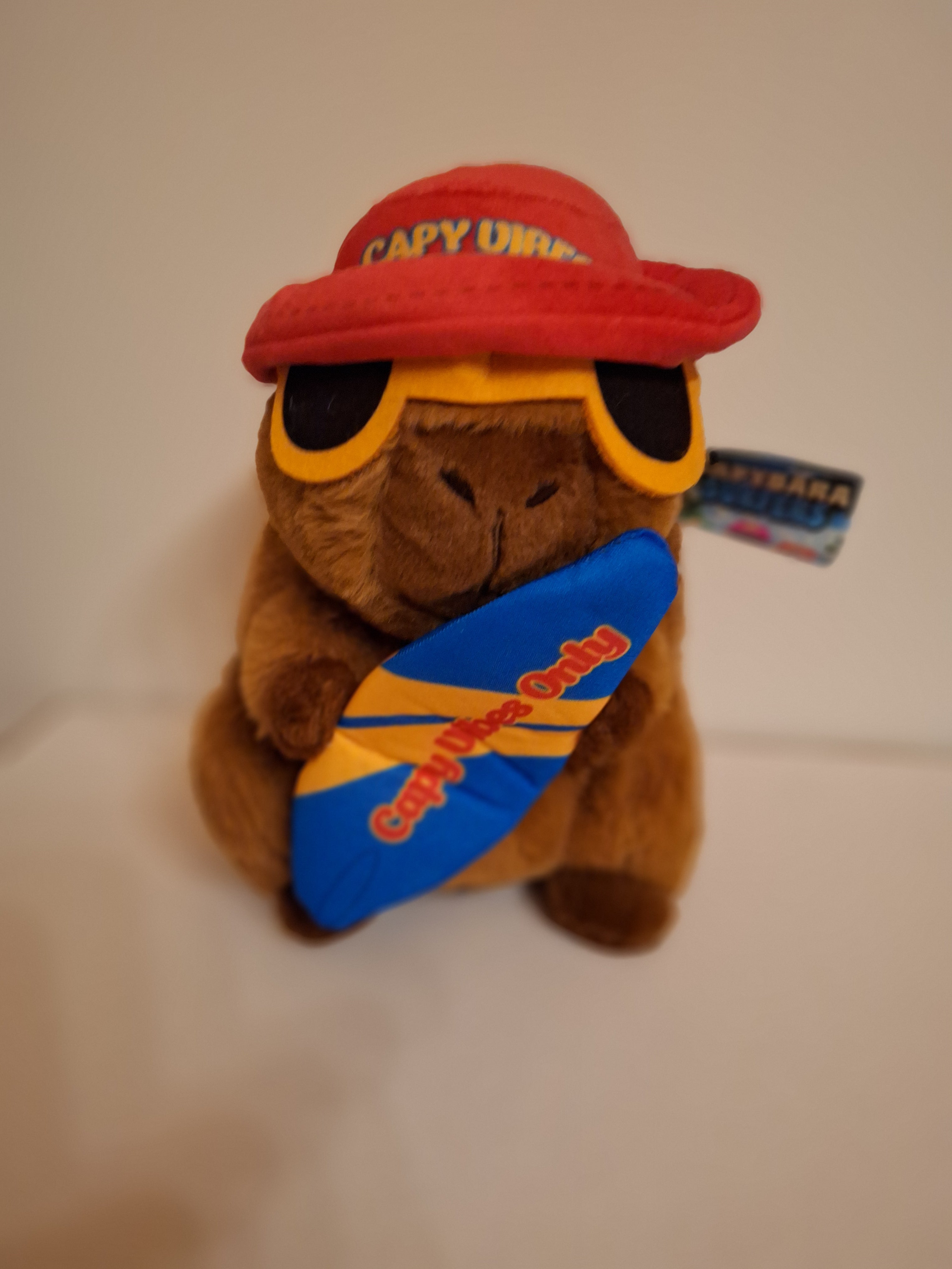 Plüsch Capybara mit Surfbrett – 25 cm - Landahl & Baumann Spielwaren