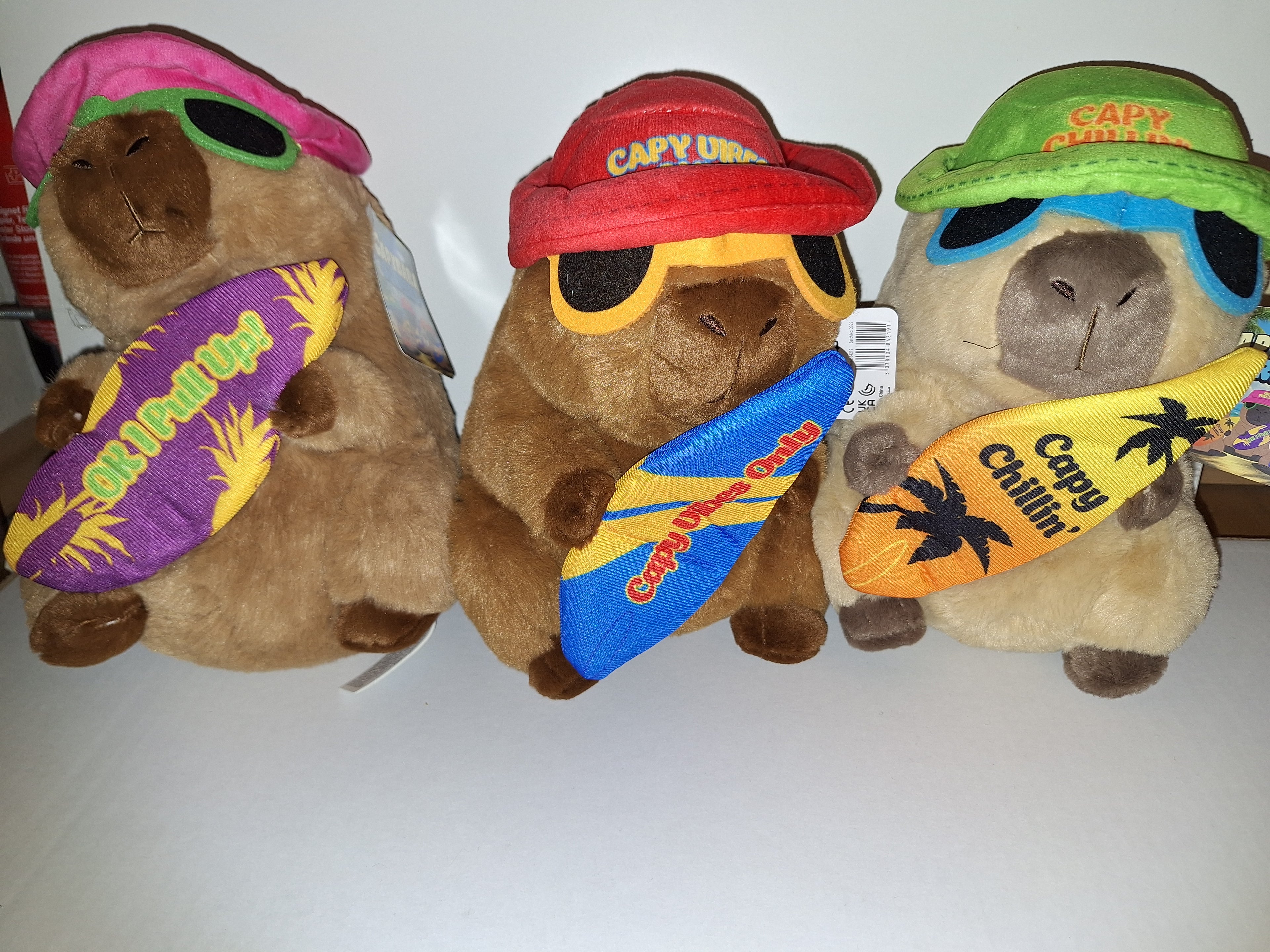Plüsch Capybara mit Surfbrett – 25 cm - Landahl & Baumann Spielwaren